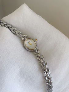 Elegant Vintage Women’s Silver Watch Oval Pearl Dial with Gold Detail Chain Strap Retro Quartz Wristwatch for Her