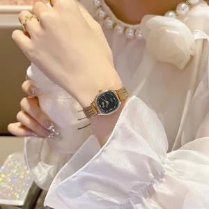 New Small Dial Women’s Watch Gold Simple Exquisite Small Sugar Cube Luxury Quartz Watch