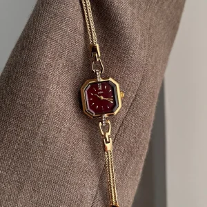 New Vintage Women’s Watch Golden Wristwatch Red Dial Retro Light Luxury Bracelet Watch French Romantic Gift for Lovers