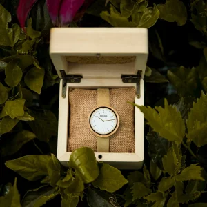 OEM Genuine Leather Wooden Quartz Watch for Women Antique Sport Fashion Business Style with Glass Dial Window Montre Femme