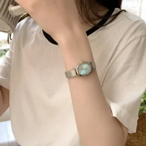 Retro-style Exquisite Women’s Watch Simple and Unique Oval-shaped Analog Watch