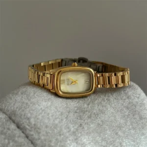 Vintage Quartz Watch Women’s Retro Square Steel Band